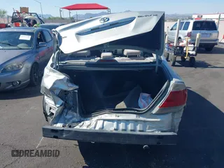 2005 Toyota Camry STD z VIN 4T1BE32K95U419292, wystawiony jako IAAI lot #42302496 z przebiegiem 233 632 mil mil oraz . Historia ofert i sprzedaży dostępna na DreamBid. Obrazek 16.