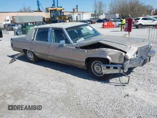 1992 Cadillac Brougham z VIN 1G6DW5477NR702648, wystawiony jako IAAI lot #41863168 z przebiegiem 108 158 mil mil oraz . Historia ofert i sprzedaży dostępna na DreamBid. Obrazek 1.