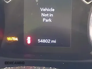 2020 Jeep Wrangler Willys z VIN 1C4GJXAG4LW237057, wystawiony jako IAAI lot #42044223 z przebiegiem 54 802 mil mil oraz . Historia ofert i sprzedaży dostępna na DreamBid. Obrazek 16.