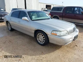 2007 Lincoln Town Car Signature z VIN 1LNHM81W77Y637564, wystawiony jako IAAI lot #42035072 z przebiegiem 121 357 mil mil oraz . Historia ofert i sprzedaży dostępna na DreamBid. Obrazek 1.