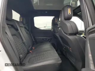 2022 Rivian R1T Adventure z VIN 7FCTGAAA9NN014280, wystawiony jako Copart lot #49723355 z przebiegiem 28 601 mil mil oraz Szkody całkowita. Historia ofert i sprzedaży dostępna na DreamBid. Obrazek 11.