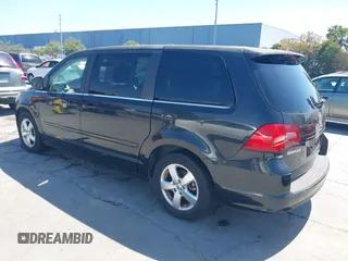 2010 Volkswagen Routan SE z VIN 2V4RW3D11AR295018, wystawiony jako IAAI lot #42404332 z przebiegiem 162 509 mil mil oraz . Historia ofert i sprzedaży dostępna na DreamBid. Obrazek 3.