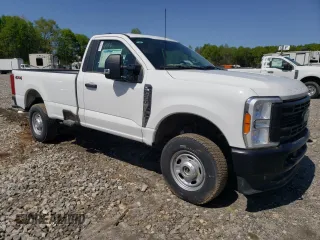 2023 Ford F-250 XL z VIN 1FTBF2BAXPED63301, wystawiony jako Copart lot #52189845 z przebiegiem Nie podano mil oraz Szkody całkowita. Historia ofert i sprzedaży dostępna na DreamBid. Obrazek 4.