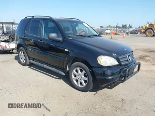 1999 Mercedes-Benz M 320/430/500 z VIN 4JGAB72E5XA117394, wystawiony jako IAAI lot #42409373 z przebiegiem 137 111 mil mil oraz . Historia ofert i sprzedaży dostępna na DreamBid. Obrazek 1.