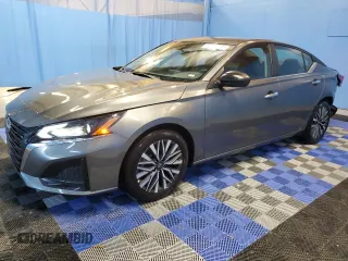 2025 Nissan Altima SV z VIN 1N4BL4DV9SN319664, wystawiony jako Copart lot #60989905 z przebiegiem 14 499 mil mil oraz Czysty tytuł • Clean title. Historia ofert i sprzedaży dostępna na DreamBid. Obrazek 1.