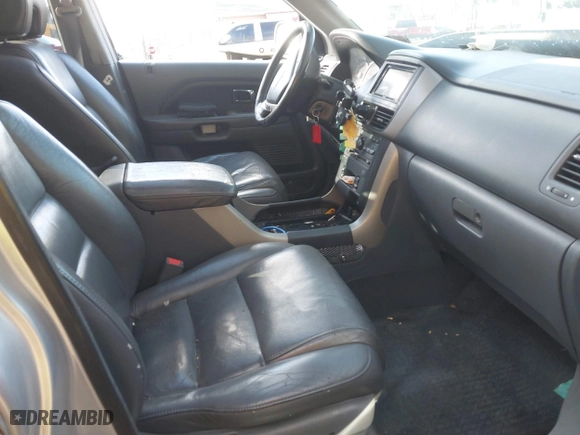 2006 Honda Pilot EX-L with RES with VIN 5FNYF28696B013992, listed as a IAAI auction lot 41853969 with 258,069 mi miles. Bid and sale history available at carsss.com. Image 5.