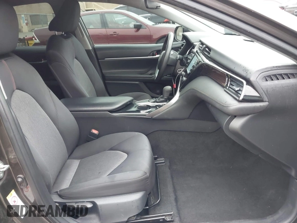 2019 Toyota Camry LE z VIN 4T1B11HK7KU702244, wystawiony jako IAAI lot #42073380 z przebiegiem 72 602 mil mil oraz . Historia ofert i sprzedaży dostępna na DreamBid. Obrazek 5.