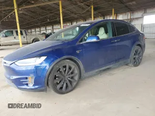 2016 Tesla Model X 70D z VIN 5YJXCAE20GF002753, wystawiony jako Copart lot #50954795 z przebiegiem 77 256 mil mil oraz Szkody całkowita. Historia ofert i sprzedaży dostępna na DreamBid. Obrazek 1.