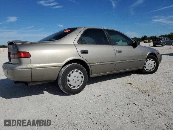 1999 Toyota Camry LE z VIN 4T1BG22K8XU426130, wystawiony jako Copart lot #87368604 z przebiegiem 276 204 mil mil oraz Szkoda całkowita • Salvage title. Historia ofert i sprzedaży dostępna na DreamBid. Obrazek 3.
