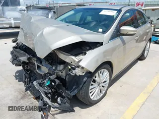 2018 Ford Focus Titanium z VIN 1FADP3N25JL279623, wystawiony jako IAAI lot #42534936 z przebiegiem 74 440 mil mil oraz . Historia ofert i sprzedaży dostępna na DreamBid. Obrazek 6.