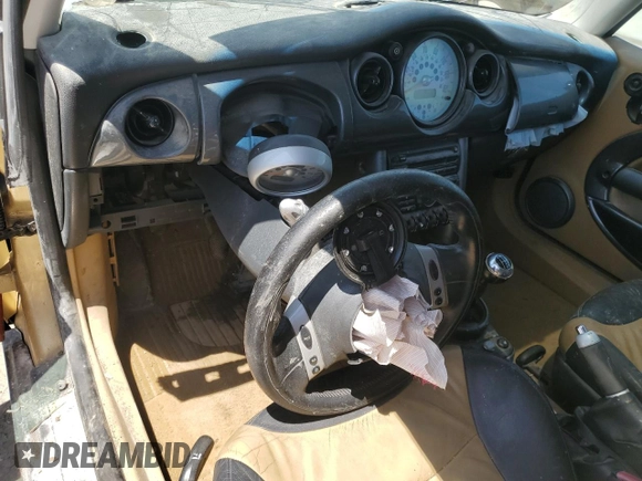 2004 MINI Hardtop z VIN WMWRC33454TC50742, wystawiony jako Copart lot #56655565 z przebiegiem Nie podano mil oraz Szkoda całkowita • Salvage title. Historia ofert i sprzedaży dostępna na DreamBid. Obrazek 8.