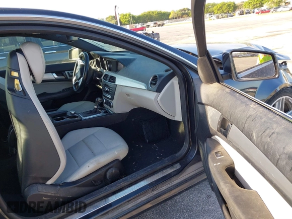 2013 Mercedes-Benz C 250 z VIN WDDGJ4HB5DG085073, wystawiony jako IAAI lot #41696760 z przebiegiem 196 802 mil mil oraz . Historia ofert i sprzedaży dostępna na DreamBid. Obrazek 5.