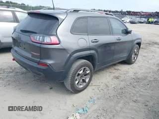 2019 Jeep Cherokee Trailhawk z VIN 1C4PJMBX1KD314121, wystawiony jako IAAI lot #42106721 z przebiegiem 105 631 mil mil oraz . Historia ofert i sprzedaży dostępna na DreamBid. Obrazek 4.