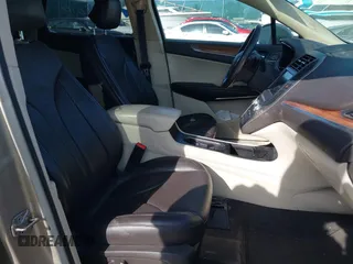 2015 Lincoln MKC z VIN 5LMCJ2A96FUJ47386, wystawiony jako IAAI lot #41525018 z przebiegiem 97 670 mil mil oraz . Historia ofert i sprzedaży dostępna na DreamBid. Obrazek 5.