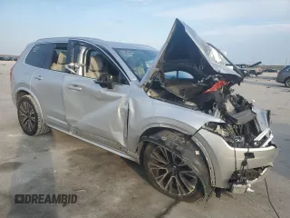 2020 Volvo XC90 Momentum with VIN YV4102PK2L1533048, listed as a Copart auction lot 46004295 with 0 mi miles and Salvage Title. Bid and sale history available at carsss.com. Image 4.