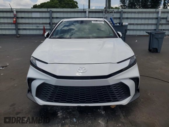 2025 Toyota Camry LE z VIN 4T1DAACK7SU131547, wystawiony jako Copart lot #59087285 z przebiegiem 884 mil mil oraz Szkoda całkowita • Salvage title. Historia ofert i sprzedaży dostępna na DreamBid. Obrazek 5.
