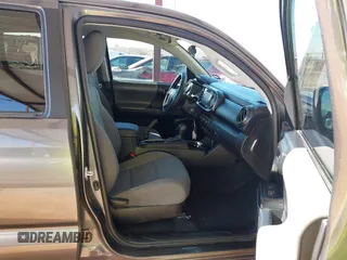 2021 Toyota Tacoma SR z VIN 5TFAX5GN0MX193133, wystawiony jako IAAI lot #41758415 z przebiegiem 25 827 mil mil oraz . Historia ofert i sprzedaży dostępna na DreamBid. Obrazek 5.