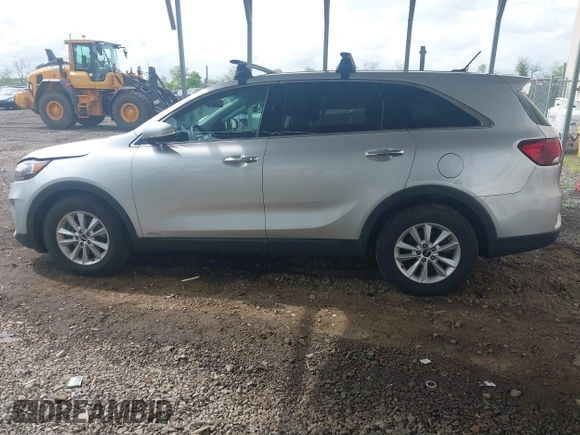 2019 Kia Sorento LX z VIN 5XYPGDA58KG482726, wystawiony jako IAAI lot #42192199 z przebiegiem 79 545 mil mil oraz . Historia ofert i sprzedaży dostępna na DreamBid. Obrazek 14.