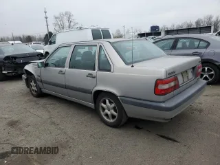 1996 Volvo S70 z VIN YV1LS5542T2274433, wystawiony jako Copart lot #41997065 z przebiegiem 88 757 mil mil oraz Szkody całkowita. Historia ofert i sprzedaży dostępna na DreamBid. Obrazek 2.