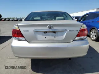 2005 Toyota Camry STD z VIN 4T1BE32K55U410458, wystawiony jako Copart lot #61082745 z przebiegiem 242 261 mil mil oraz Szkoda całkowita • Salvage title. Historia ofert i sprzedaży dostępna na DreamBid. Obrazek 6.