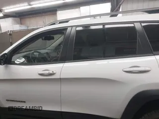 2015 Jeep Cherokee Trailhawk with VIN 1C4PJMBS1FW665500, listed as a IAAI auction lot 42068268 with 127,246 mi miles. Bid and sale history available at carsss.com. Image 15.