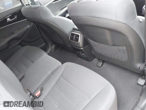 2019 Kia Sorento LX z VIN 5XYPG4A5XKG447654, wystawiony jako IAAI lot #41943667 z przebiegiem 84 241 mil mil oraz . Historia ofert i sprzedaży dostępna na DreamBid. Obrazek 8.
