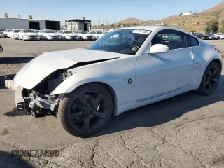 2008 Nissan 350Z Nismo z VIN JN1BZ34EX8M753158, wystawiony jako Copart lot #57711145 z przebiegiem 113 142 mil mil oraz Szkoda całkowita • Salvage title. Historia ofert i sprzedaży dostępna na DreamBid. Obrazek 1.