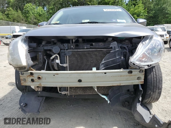 2016 Nissan Versa SV z VIN 3N1CN7AP0GL835261, wystawiony jako Copart lot #57330285 z przebiegiem 121 670 mil mil oraz Szkoda całkowita • Salvage title. Historia ofert i sprzedaży dostępna na DreamBid. Obrazek 5.