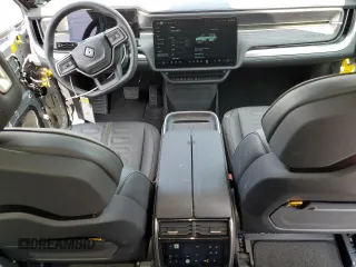 2025 Rivian R1S Adventure z VIN 7PDSGBBA2SN051004, wystawiony jako Copart lot #58999005 z przebiegiem 786 mil mil oraz Szkoda całkowita • Salvage title. Historia ofert i sprzedaży dostępna na DreamBid. Obrazek 8.
