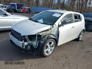 2015 Chevrolet Sonic LTZ z VIN 1G1JE6SB6F4145044, wystawiony jako IAAI lot #41579406 z przebiegiem 52 302 mil mil oraz . Historia ofert i sprzedaży dostępna na DreamBid. Obrazek 2.