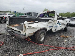 2000 Ford F-250 XL with VIN 1FTNW21F0YED33588, listed as a Copart auction lot 52149285 with 193,846 mi miles and Non repairable. Bid and sale history available at DreamBid. Image 3.