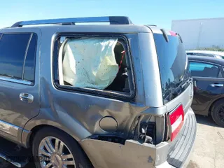 2008 Lincoln Navigator with VIN 5LMFU27568LJ11327, listed as a IAAI auction lot 41673702 with 390,818 mi miles. Bid and sale history available at carsss.com. Image 6.