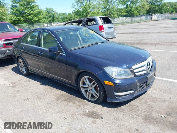 2013 Mercedes-Benz C 300 Sport z VIN WDDGF8AB6DR265878, wystawiony jako IAAI lot #42305750 z przebiegiem 138 585 mil mil oraz . Historia ofert i sprzedaży dostępna na DreamBid. Obrazek 1.
