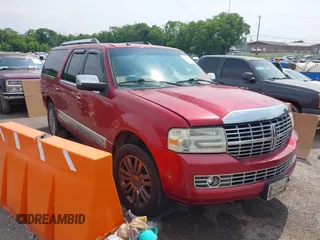 2008 Lincoln Navigator z VIN 5LMFL28528LJ05302, wystawiony jako IAAI lot #42428936 z przebiegiem 234 859 mil mil oraz . Historia ofert i sprzedaży dostępna na DreamBid. Obrazek 1.