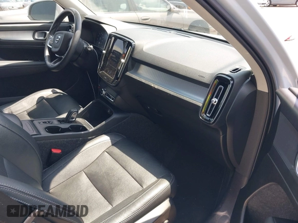 2021 Volvo XC40 Momentum z VIN YV4AC2HK4M2486512, wystawiony jako IAAI lot #42252265 z przebiegiem 56 397 mil mil oraz . Historia ofert i sprzedaży dostępna na DreamBid. Obrazek 5.