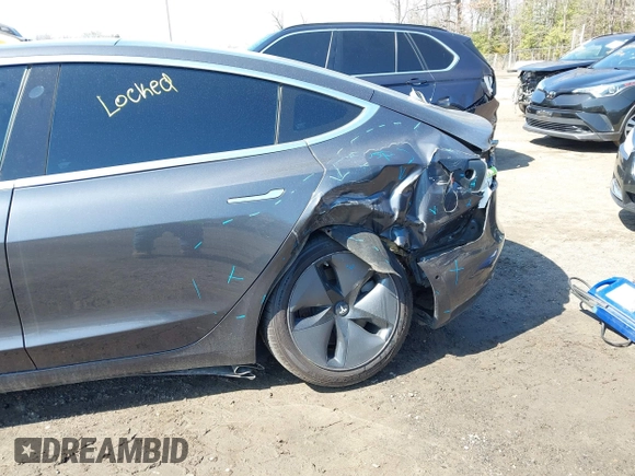 2018 Tesla Model 3 Long Range Battery z VIN 5YJ3E1EB1JF093175, wystawiony jako IAAI lot #41766128 z przebiegiem Nie podano mil oraz . Historia ofert i sprzedaży dostępna na DreamBid. Obrazek 6.