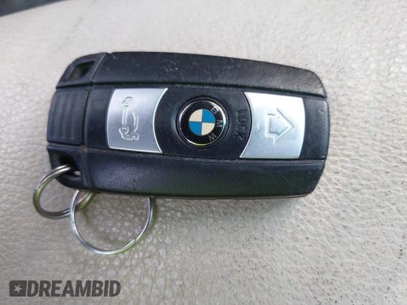 2011 BMW 3 Series 328i z VIN WBAPH7C56BE680769, wystawiony jako IAAI lot #42333900 z przebiegiem Nie podano mil oraz . Historia ofert i sprzedaży dostępna na DreamBid. Obrazek 11.