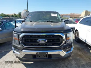 2023 Ford F-150 XL z VIN 1FTEW1C80PKD24124, wystawiony jako IAAI lot #42356966 z przebiegiem 52 104 mil mil oraz . Historia ofert i sprzedaży dostępna na DreamBid. Obrazek 12.