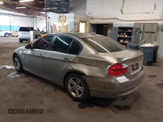 2008 BMW 3 Series 328i z VIN WBAVA37598NL44749, wystawiony jako IAAI lot #42135352 z przebiegiem 132 821 mil mil oraz . Historia ofert i sprzedaży dostępna na DreamBid. Obrazek 3.