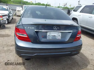 2013 Mercedes-Benz C 250 Sport z VIN WDDGF4HB5DA781713, wystawiony jako IAAI lot #42109186 z przebiegiem 142 167 mil mil oraz . Historia ofert i sprzedaży dostępna na DreamBid. Obrazek 16.