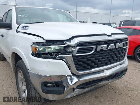 2025 Ram 1500 Big Horn z VIN 1C6SRFFPXSN581512, wystawiony jako IAAI lot #42158063 z przebiegiem 35 469 mil mil oraz . Historia ofert i sprzedaży dostępna na DreamBid. Obrazek 6.