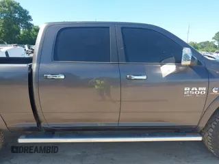 2015 Ram 2500 Laramie z VIN 3C6UR5FL6FG708769, wystawiony jako IAAI lot #42299173 z przebiegiem 101 660 mil mil oraz . Historia ofert i sprzedaży dostępna na DreamBid. Obrazek 13.
