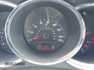 2011 Kia Sorento LX z VIN 5XYKT3A14BG103671, wystawiony jako IAAI lot #42250341 z przebiegiem 123 963 mil mil oraz . Historia ofert i sprzedaży dostępna na DreamBid. Obrazek 7.