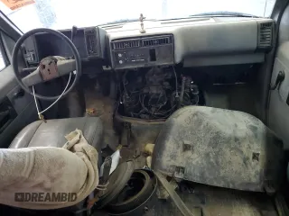 1985 Chevrolet Astro z VIN 1GCDM15N6FB158114, wystawiony jako Copart lot #58625295 z przebiegiem 97 643 mil mil oraz Czysty tytuł • Clean title. Historia ofert i sprzedaży dostępna na DreamBid. Obrazek 8.