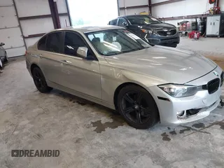 2013 BMW 3 Series 328i xDrive z VIN WBA3B3G58DNR79816, wystawiony jako IAAI lot #42303325 z przebiegiem 83 265 mil mil oraz . Historia ofert i sprzedaży dostępna na DreamBid. Obrazek 1.