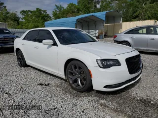 2021 Chrysler 300 S z VIN 2C3CCABG5MH541488, wystawiony jako Copart lot #49311155 z przebiegiem 80 806 mil mil oraz Szkoda całkowita • Salvage title. Historia ofert i sprzedaży dostępna na DreamBid. Obrazek 4.