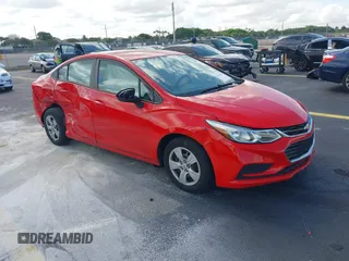 2017 Chevrolet Cruze LS z VIN 1G1BC5SM4H7101289, wystawiony jako IAAI lot #42234515 z przebiegiem 104 478 mil mil oraz . Historia ofert i sprzedaży dostępna na DreamBid. Obrazek 1.