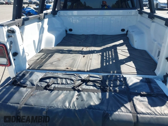 2022 Jeep Gladiator Mojave z VIN 1C6JJTEG0NL103523, wystawiony jako IAAI lot #41842011 z przebiegiem 36 160 mil mil oraz . Historia ofert i sprzedaży dostępna na DreamBid. Obrazek 18.