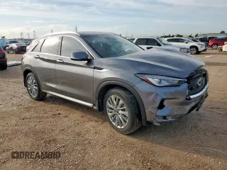 2023 Infiniti QX50 Luxe z VIN 3PCAJ5BA3PF105275, wystawiony jako Copart lot #61144205 z przebiegiem 26 399 mil mil oraz Szkoda całkowita • Salvage title. Historia ofert i sprzedaży dostępna na DreamBid. Obrazek 4.