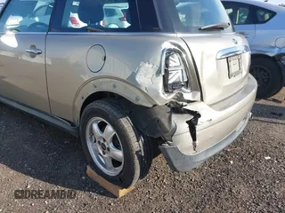 2010 MINI Hardtop z VIN WMWMF3C56ATZ65113, wystawiony jako IAAI lot #40968121 z przebiegiem 124 066 mil mil oraz . Historia ofert i sprzedaży dostępna na DreamBid. Obrazek 6.